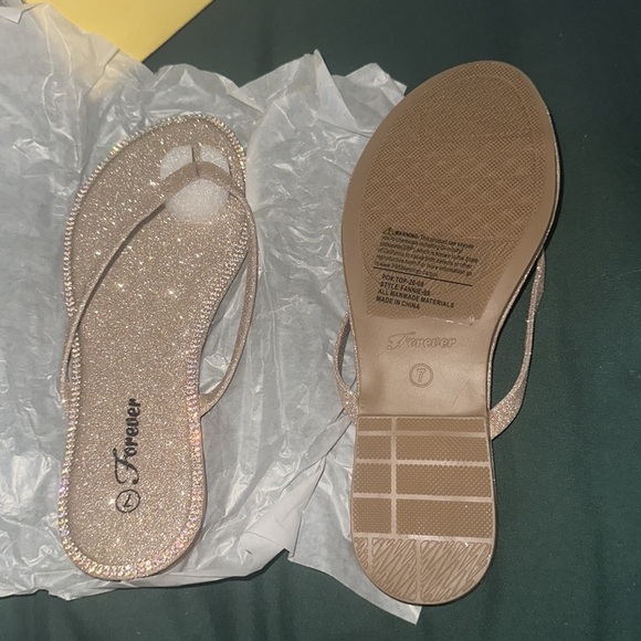 Size 7 glitter/crystal champagne color sandals - Picture 3 of 4